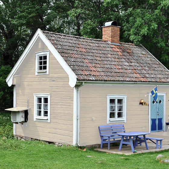Altes Holzhaus am Waldrand