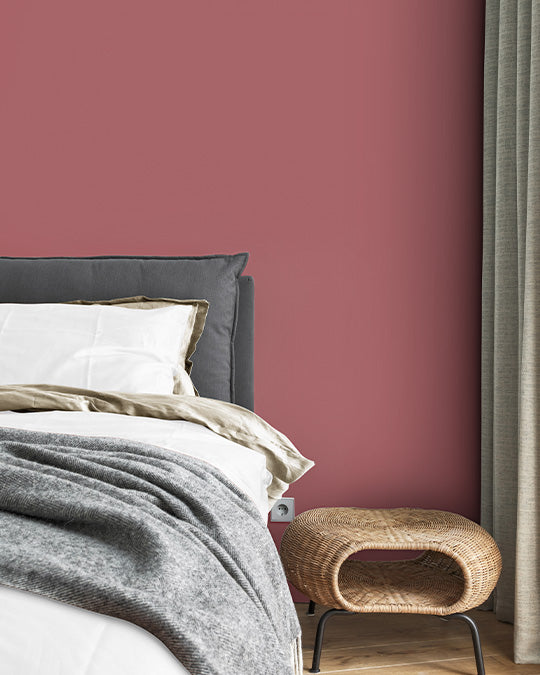 Weinrote Wand hinter Bett und Nachtschrank