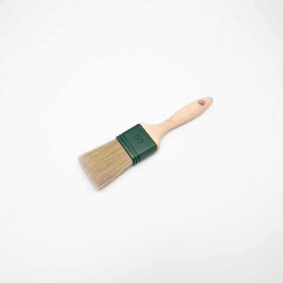 Grüner Lasurpinsel 50mm mit Holzgriff auf weißem Untergrund